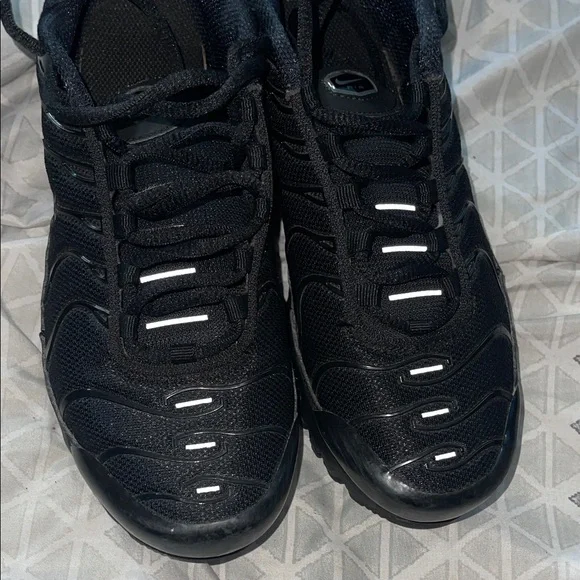 Sleek Black Sports Sneakers - Picture 6 of 6